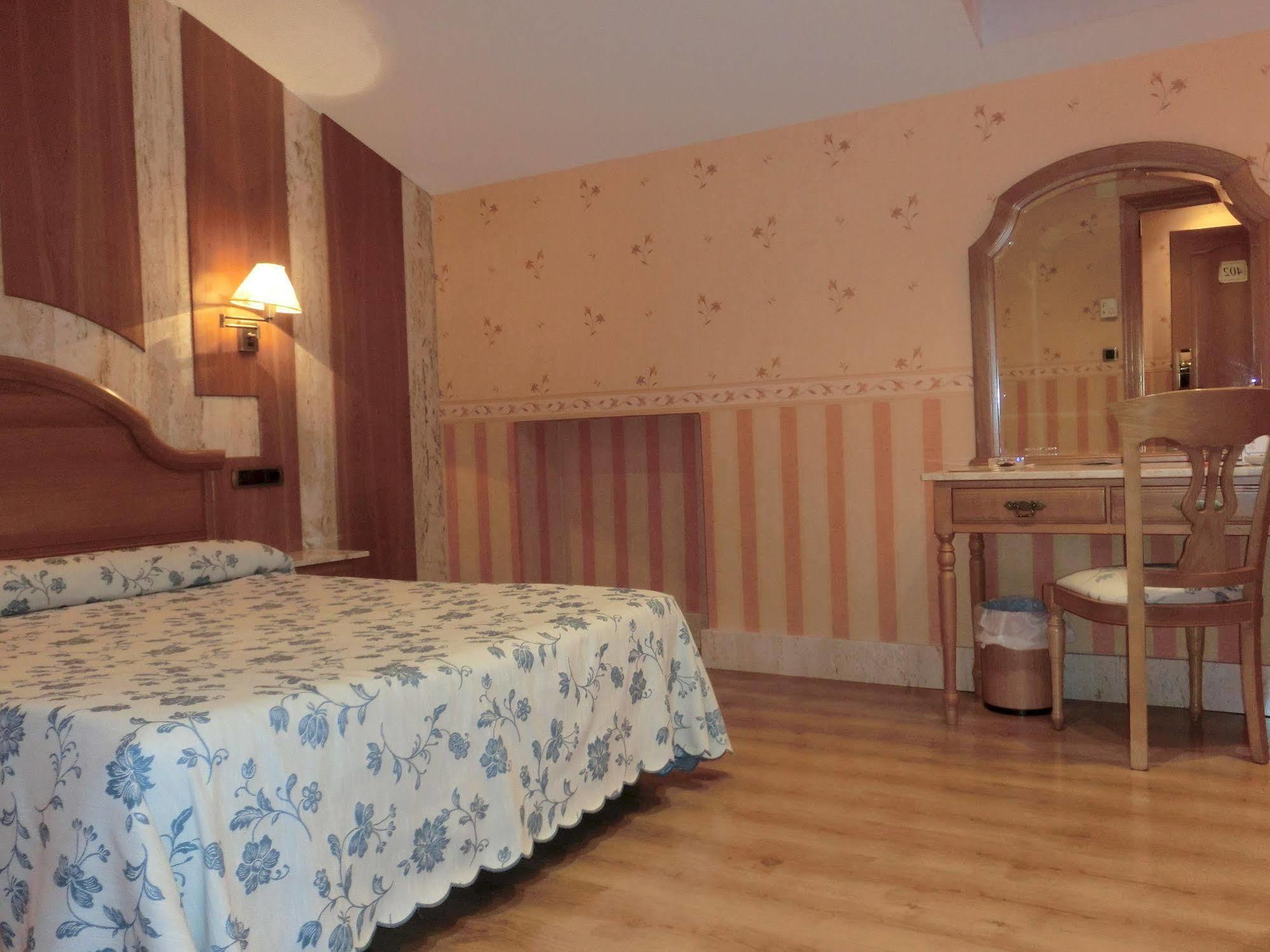 Hotel Las Ruedas Laredo Exteriör bild
