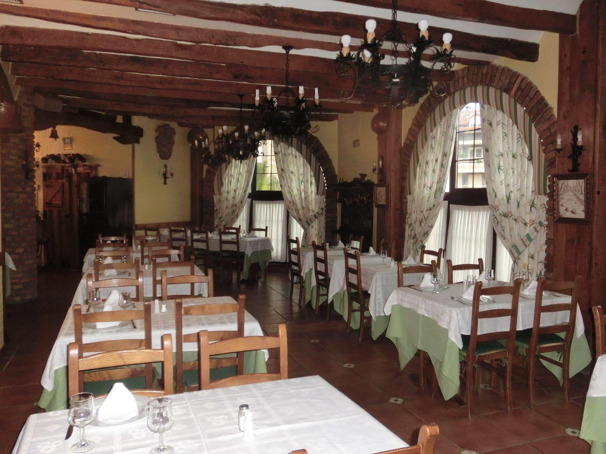 Hotel Las Ruedas Laredo Exteriör bild