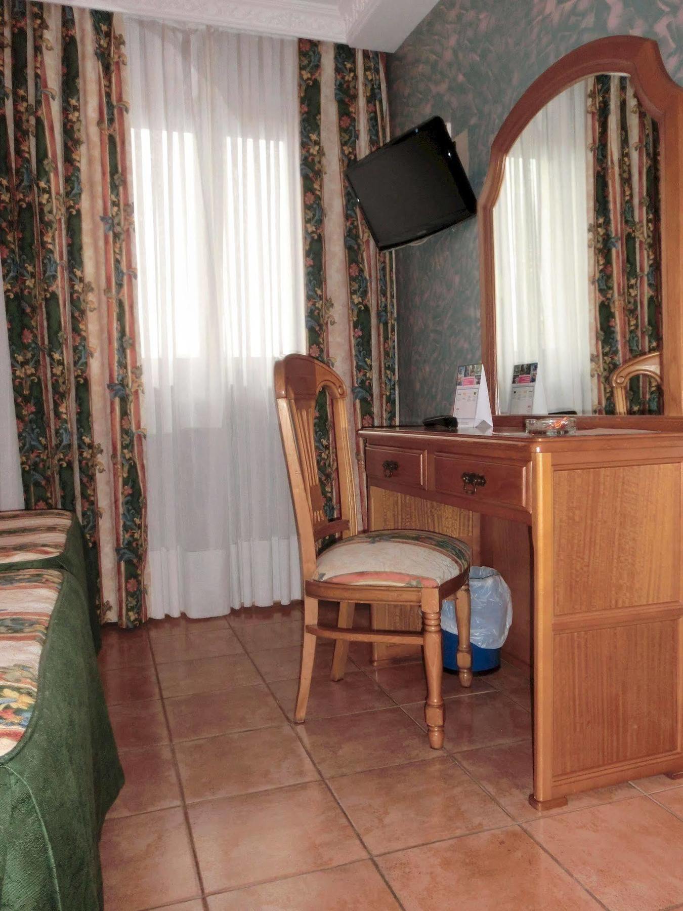 Hotel Las Ruedas Laredo Exteriör bild