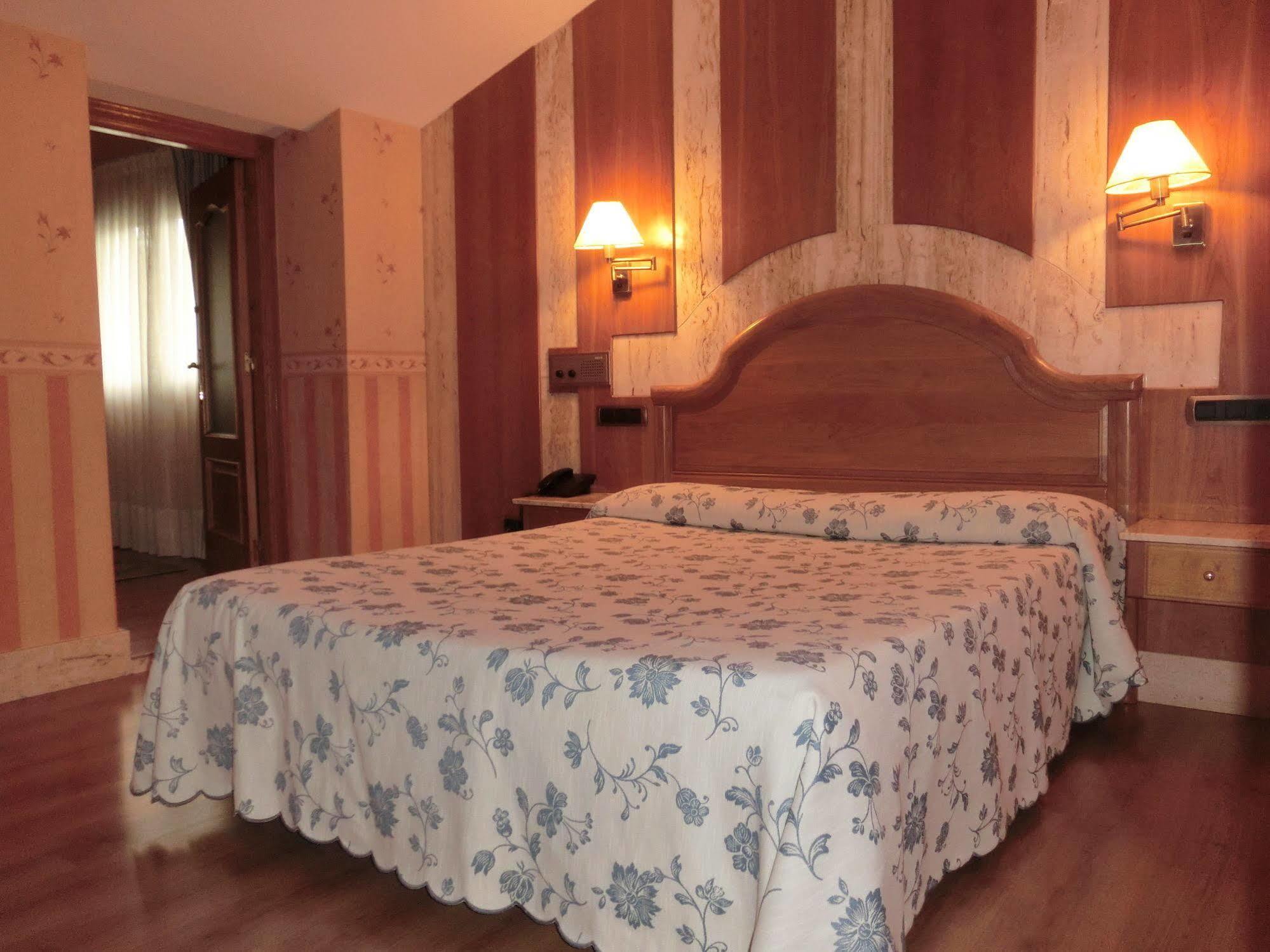 Hotel Las Ruedas Laredo Exteriör bild