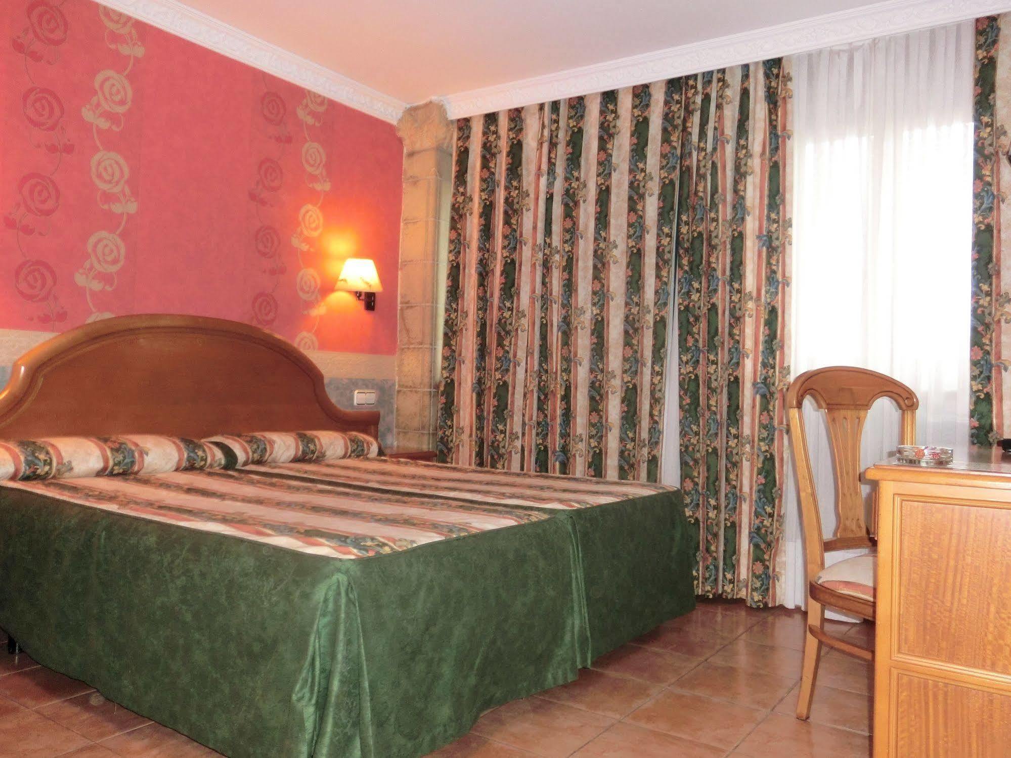 Hotel Las Ruedas Laredo Exteriör bild